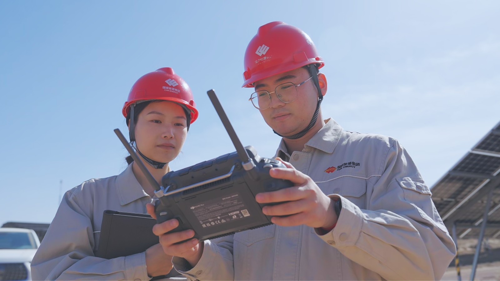 圖為國能寧夏電力新能源分公司青年員工正在操控無人機開展巡航任務